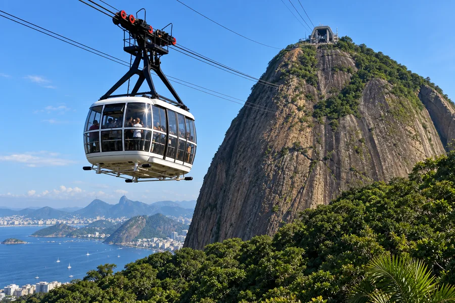 Standard cable car ascending toward Sugarloaf Mountain